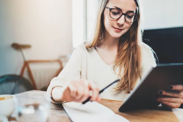 Chica freelancer trabajando en casa — Foto de Stock