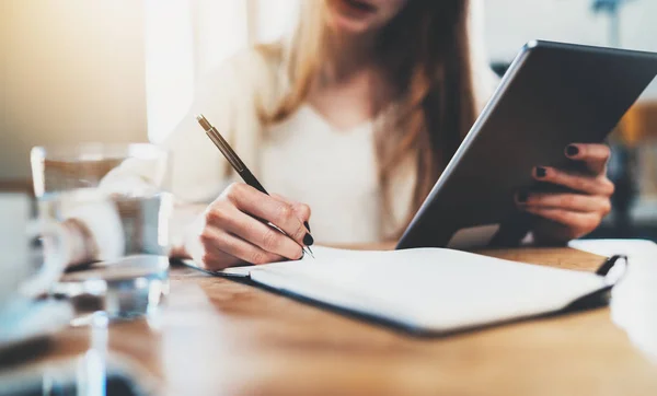 Anotaciones de la mano femenina en cuaderno — Foto de Stock