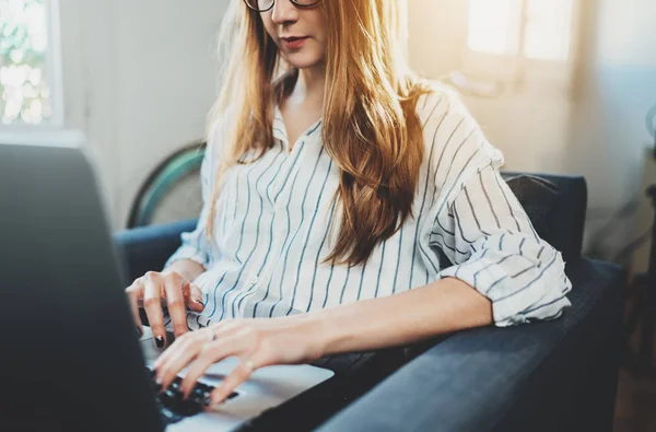 Mujer joven con el pelo largo usando ordenador portátil — Foto de Stock