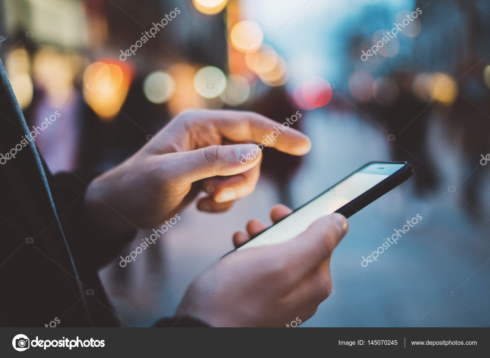 Фон руки с телефоном. Телефон в руке. Телефон ру. Мобильник в руке. Человек со смартфоном в руке.