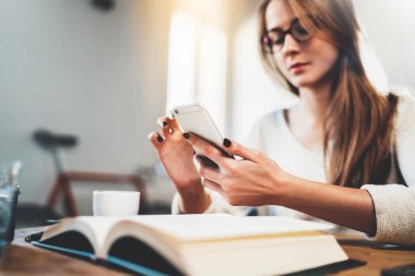 Modern smartphone kullanan kız