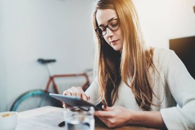  kız öğrenci dijital tablet kullanma 