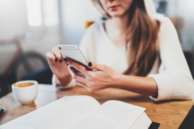 Evde otururken modern smartphone kullanan kız 