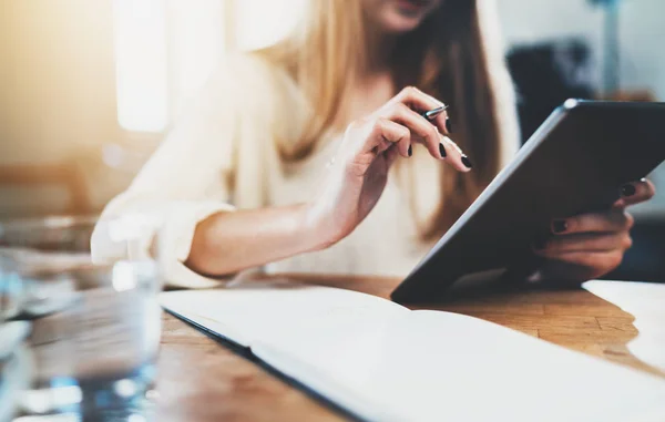 Manos femeninas usando tableta digital moderna — Foto de Stock