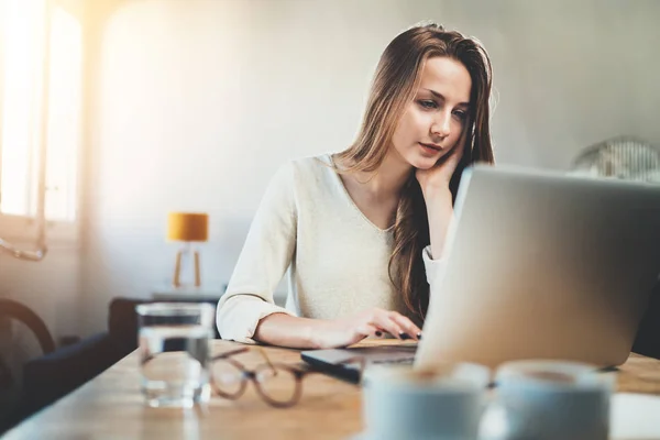 Mujer usando el ordenador portátil mientras trabaja — Foto de Stock