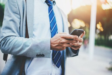Erkek el smartphone kullanarak 