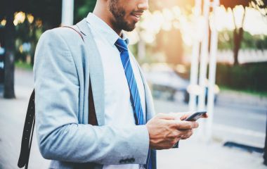 Smartphone aygıtı kullanarak iş adamı 