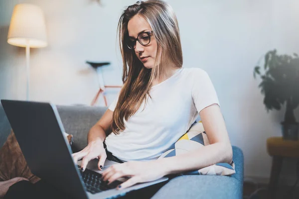 Hipster chica usando moderno portátil — Foto de Stock