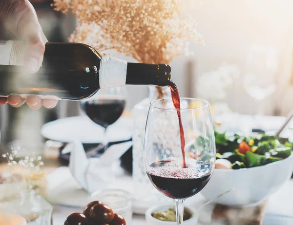 Männliche Hand hält Flasche — Stockfoto