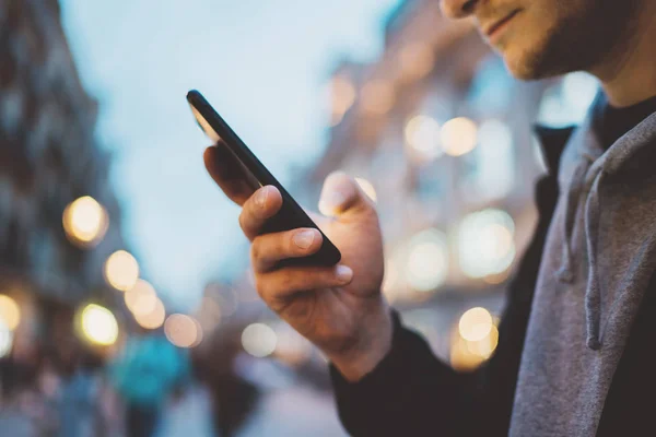 Homem usando smartphones modernos ao ar livre — Fotografia de Stock