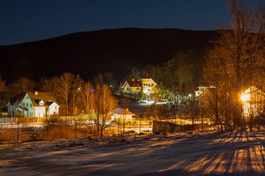 Kış gecesi köyü bir Synyak