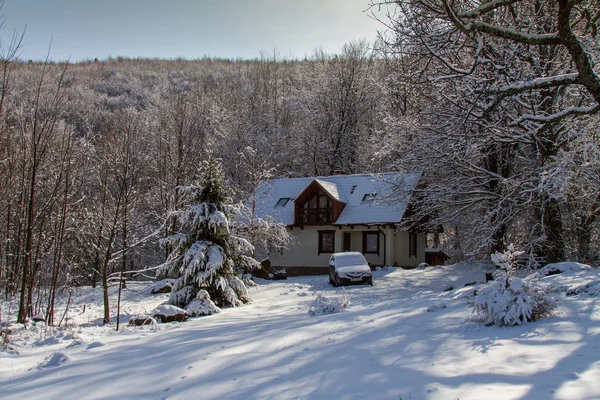 Maison de neige en Carpates — Photo