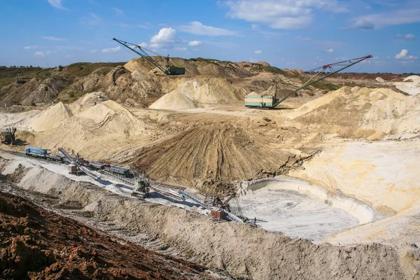 Dragline excavator in a clay quarry — Stock Photo, Image