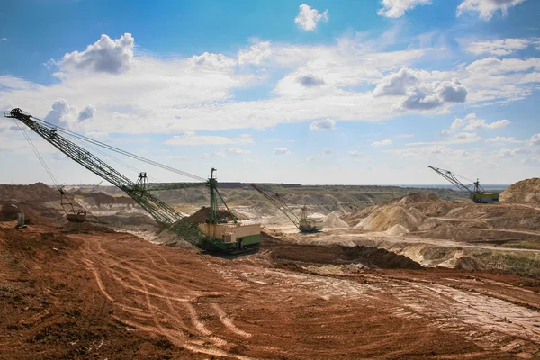 Dragline excavator in a clay quarry — Stock Photo, Image