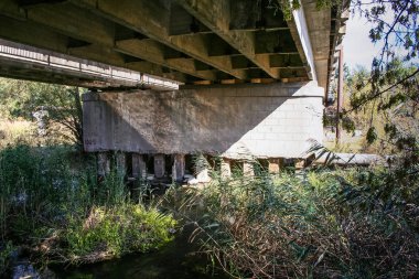 Otomobil köprünün destek