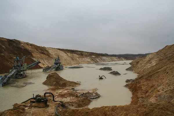 La cantera de arcilla inundada . — Foto de Stock