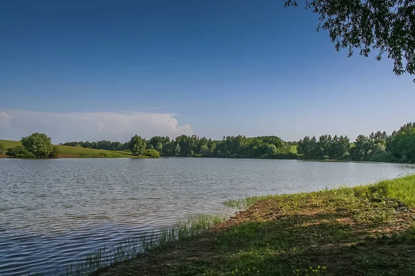 Zbiorniki i pole pasy — Zdjęcie stockowe