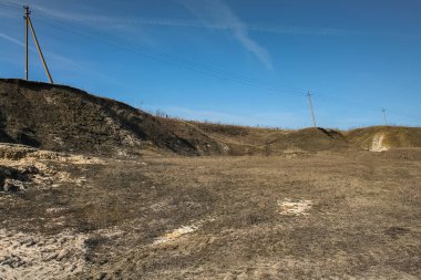 Tuğla malzemeleri çıkarım için terk edilmiş taş ocağı 