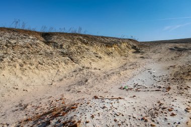 Tuğla malzemeleri çıkarım için terk edilmiş taş ocağı 