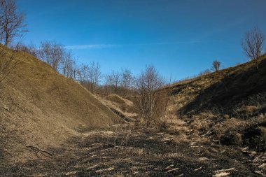 Tuğla malzemeleri çıkarım için terk edilmiş taş ocağı 