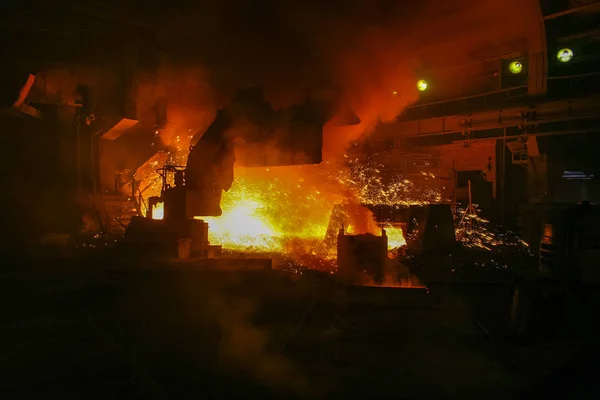 Таяние железа на металлургическом заводе — стоковое фото