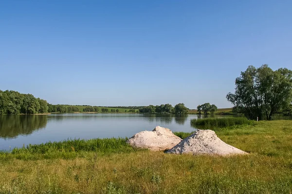 Zbiorniki i pole pasy — Zdjęcie stockowe