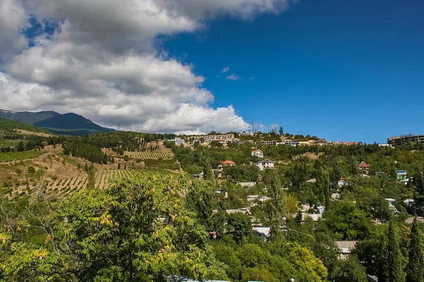 Otoño en el pueblo Gurzuf . — Foto de Stock