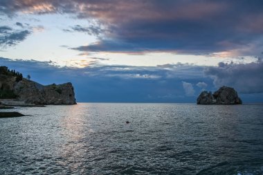 Gurzuf ilçesi köy yanındaki kayalıklardan Adalary 