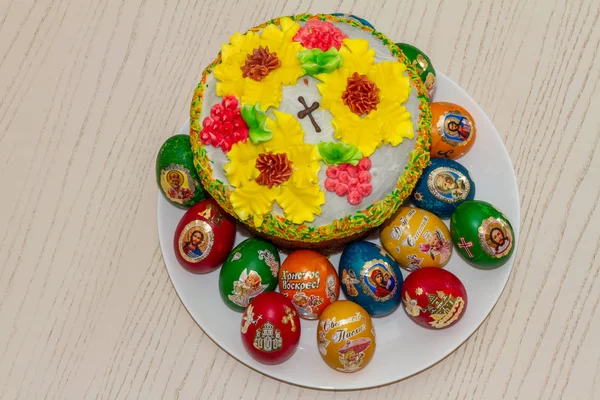 Easter eggs and Easter cakes (or paskhas) — Stock Photo, Image