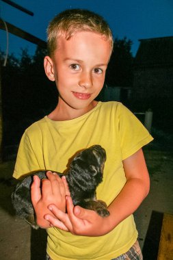 Çocuk bir köpek ile