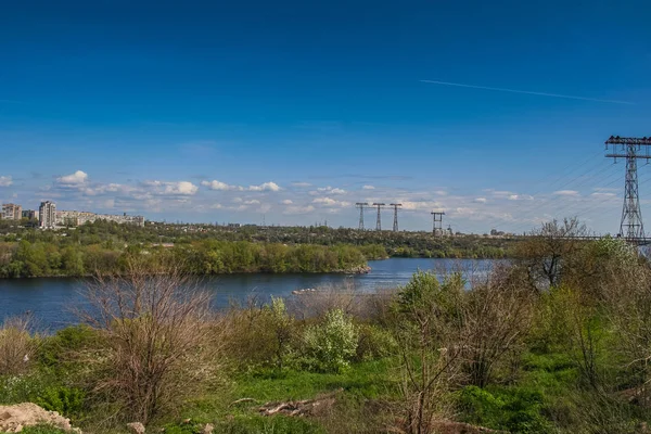 Blick auf die Stadt Zaporizhzhia von der Insel Khortytsya. — Stockfoto