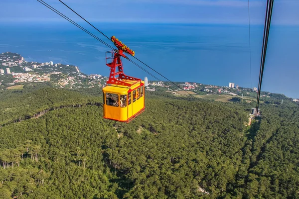 The ropeway to the Ai-Petri mountain from the village of Miskhor — Stock Photo, Image
