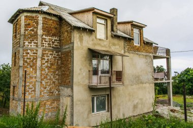 Partenit Köyü yakınındaki dağlarda House