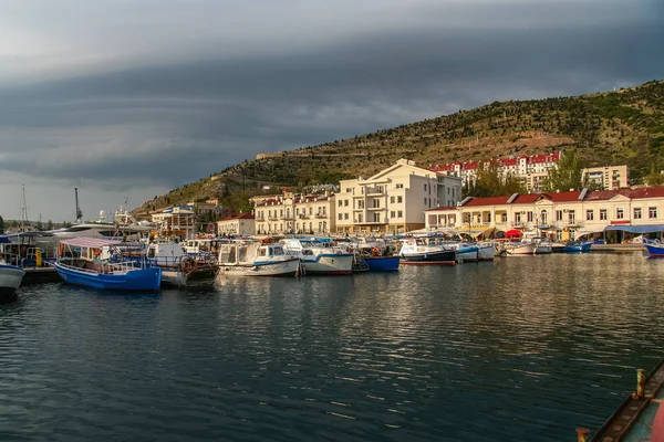 Balaklava şehir defne denizde — Stok fotoğraf