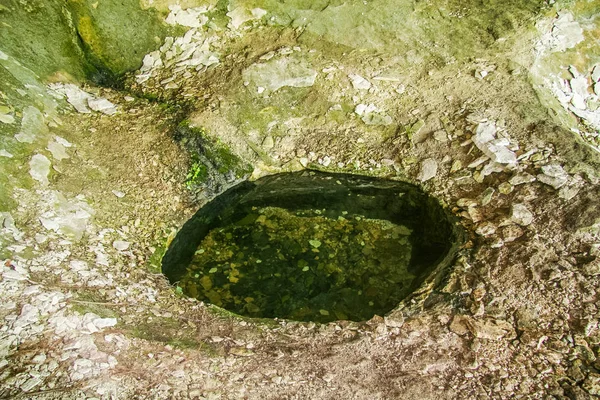 A fonte de água potável nas proximidades da cidade antiga — Fotografia de Stock
