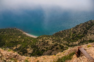 Mount Asketi Megalo Yalo Körfezi üzerinden görüntülemek 