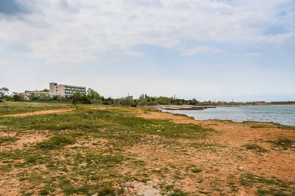 Rotsachtig strand in de nabijheid van Abramov Bay — Stockfoto