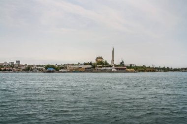 Bir asker ve bir denizci Cape Khrustalny adlı bir anıt