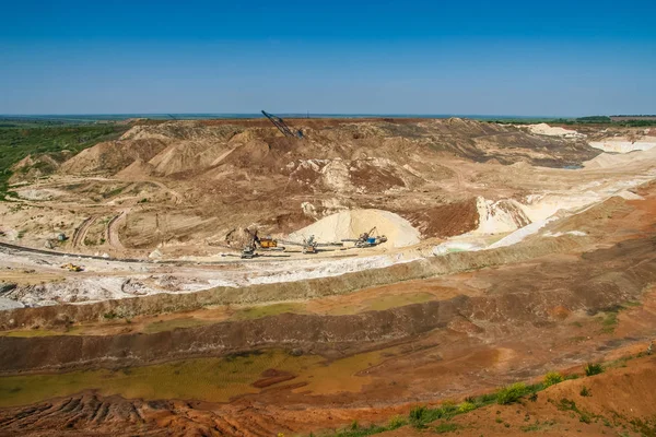 Silvicultura alrededor de la cantera de arcilla — Foto de Stock