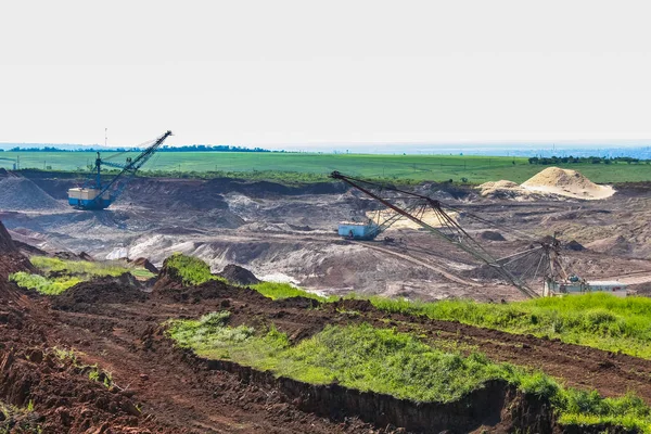 Silvicultura alrededor de la cantera de arcilla — Foto de Stock