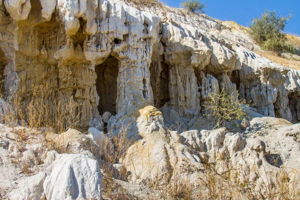 Figuras extrañas talladas en arenas arcillosas — Foto de Stock