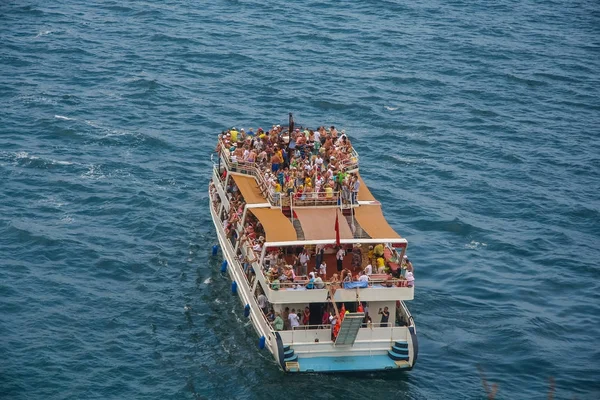 A pleasure boat with tourists — Stock Photo, Image