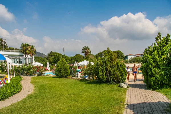 Straten van het hotel in het dorp van Camyuva — Stockfoto