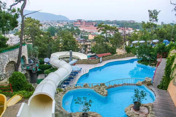 Verlassenes und zerstörtes Luxushotel — Redaktionelles Stockfoto