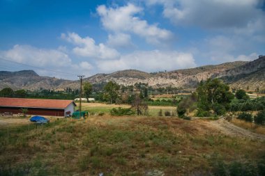 Karpuchay gorge aracılığıyla pitoresk bir yolda