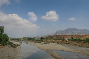 Karpuchay gorge aracılığıyla pitoresk bir yolda