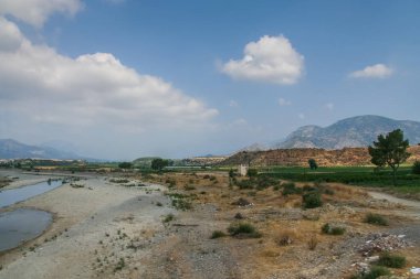 Karpuchay gorge aracılığıyla pitoresk bir yolda