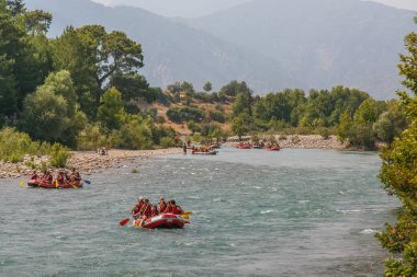 Kapruchay dağ nehirde rafting