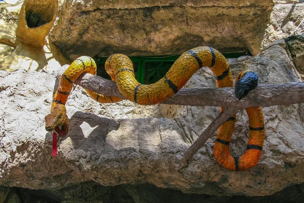 Concrete sculpture of a snake in the village of Camyuva — Stock Photo, Image