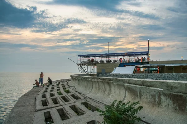 'S avonds aan de kust van de baai van Berdyansk — Stockfoto